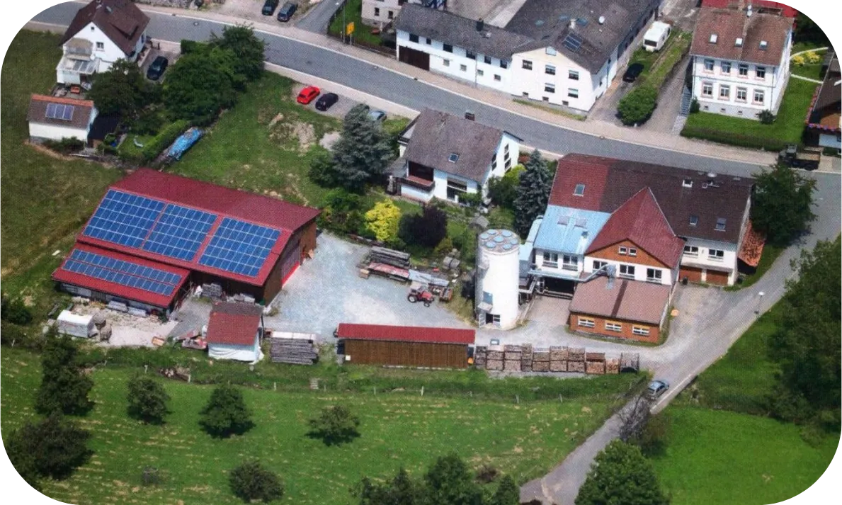 Luftaufnahme des Betriebsgeländes der Schreinerei Pfeifer in Winterkasten